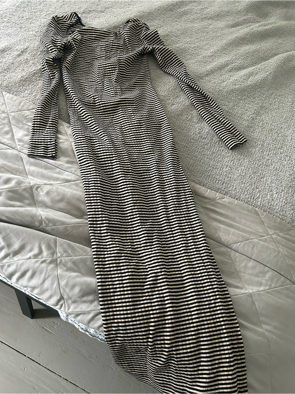 ☀️3/$25 H&M bodycon long sleeve white black striped dress small
